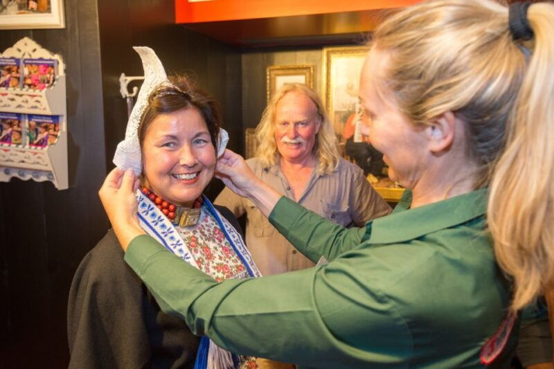 volendam-photo-opportunity-in-traditional-dutch-costume