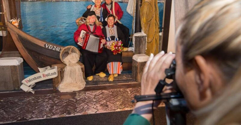 volendam-photo-opportunity-in-traditional-dutch-costume