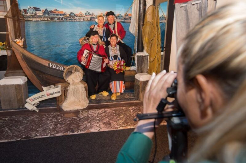 volendam-photo-opportunity-in-traditional-dutch-costume