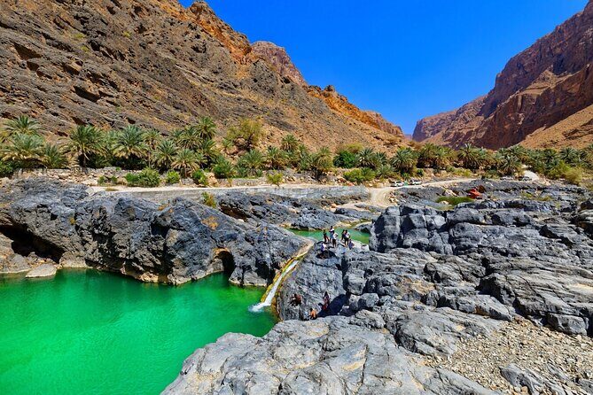 Wadi Al Arbeieen Sinkhole & Fins Beach Swim & Hike - Key Points