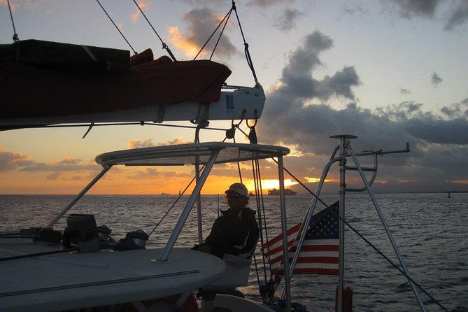 waikiki-sunset-cocktail-cruise-including-drinks-and-appetizers