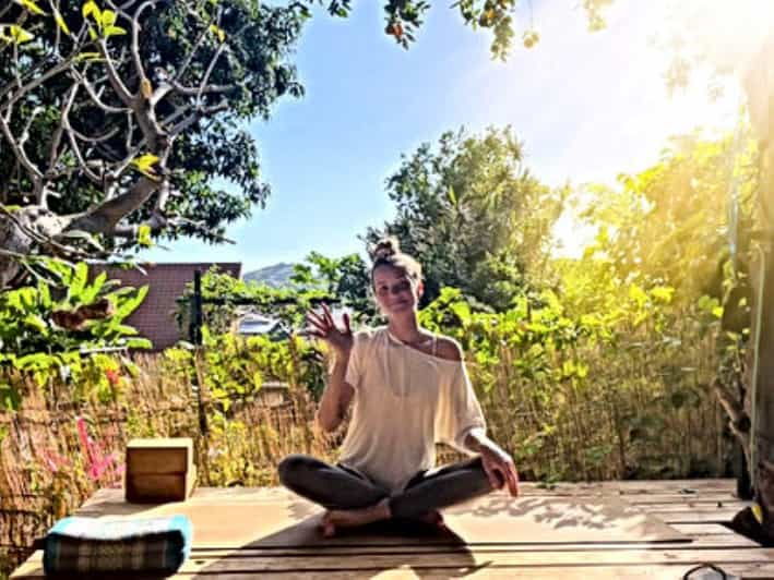 waikikis-favourite-outdoor-yoga-classes-yoga-at-the-beach