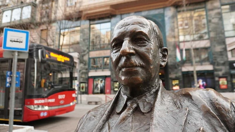 Walk along the Champs-Élysées in Budapest - Key Points