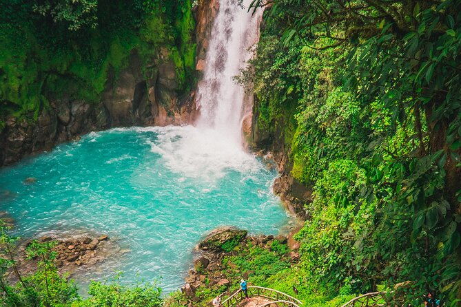 walk-in-rio-celeste-in-tenorio-volcano-national-park