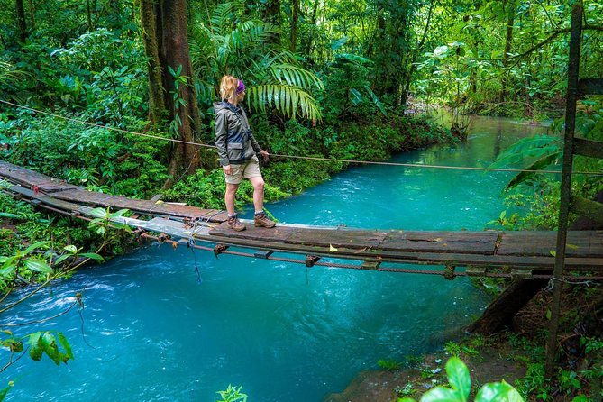 walk-in-rio-celeste-in-tenorio-volcano-national-park