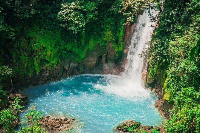 walk-in-rio-celeste-in-tenorio-volcano-national-park