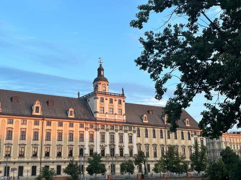 Walking group tour in Ukrainian through the Wroclaw old city - Starting at the Pillory and the Heart of the Old Town