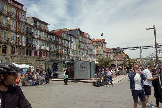 walking-hiking-through-porto