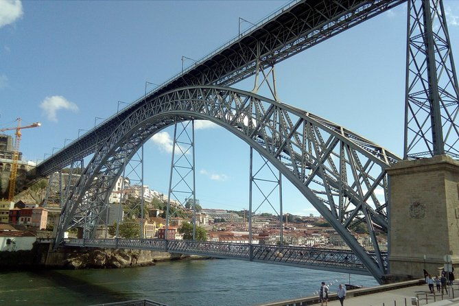 walking-hiking-through-porto