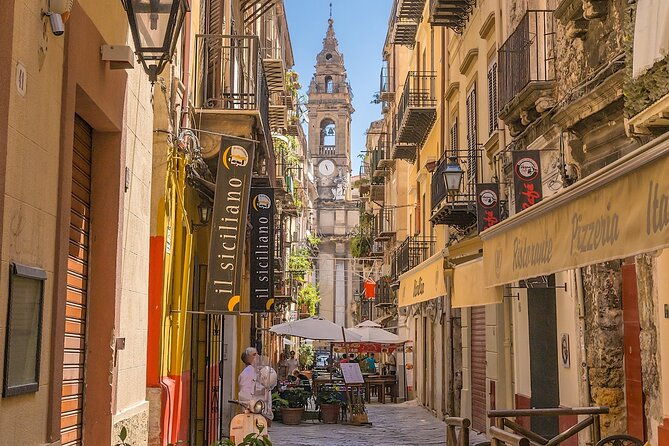 walking-in-the-historic-center-of-palermo-and-its-markets