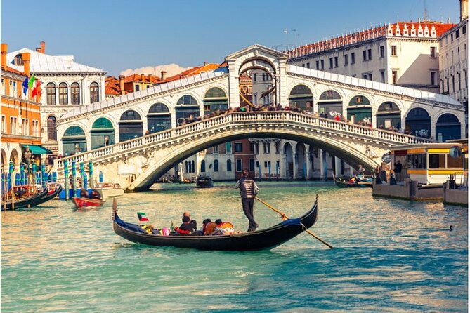walking-tour-and-enchanting-gondola-journey-in-venice-3