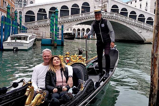 walking-tour-and-enchanting-gondola-journey-in-venice-3
