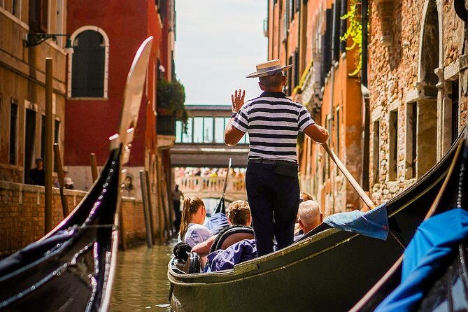 walking-tour-and-enchanting-gondola-journey-in-venice