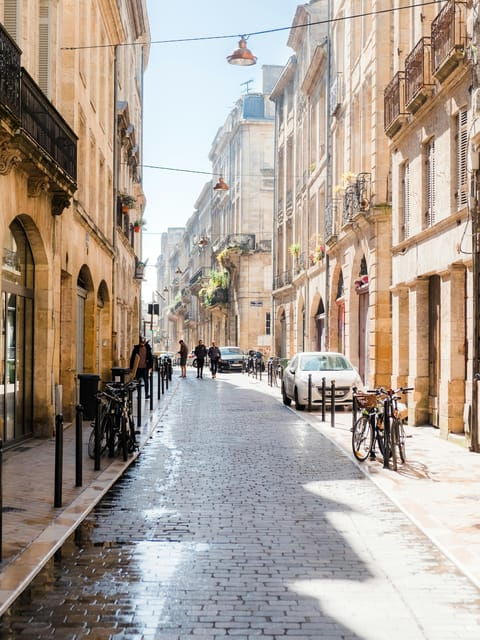 walking-tour-in-bordeaux-with-tastings-and-stories