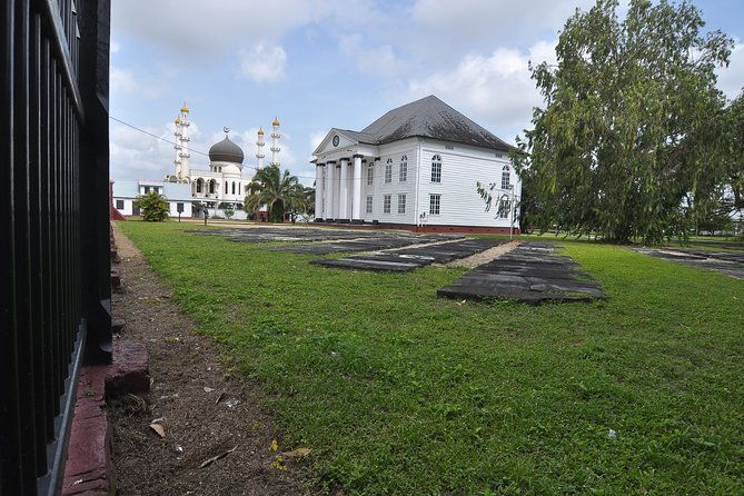 walking-tour-in-downtown-paramaribo