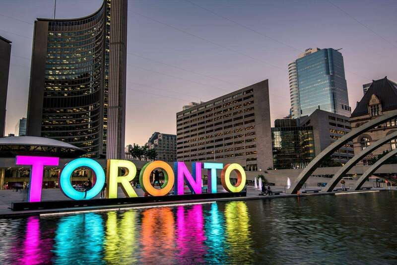 walking-tour-in-downtown-toronto