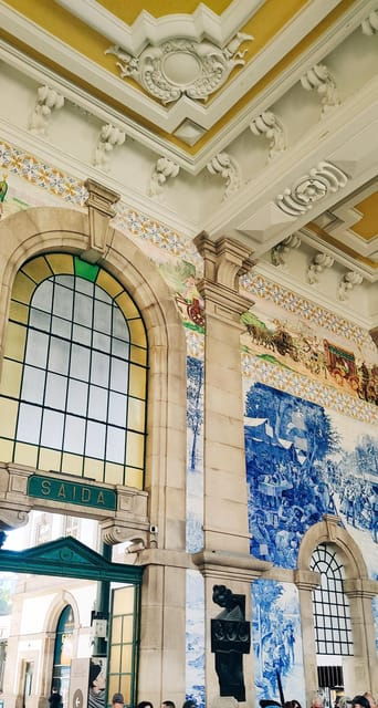 walking-tour-in-porto-with-unique-polaroid-photos-as-a-gift