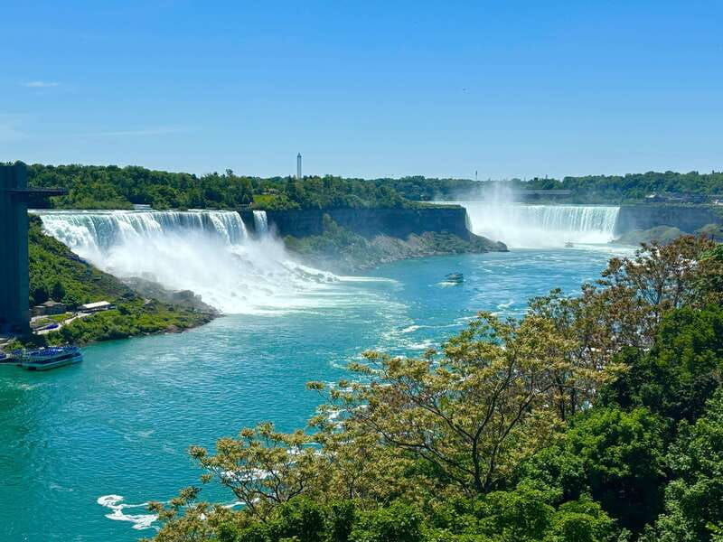 walking-tour-of-niagara-falls-canada-and-hornblower-boat