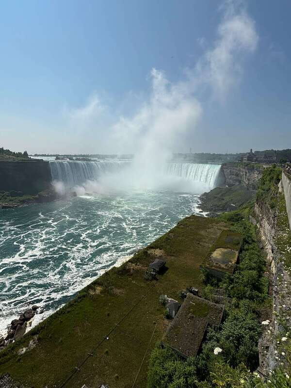 walking-tour-of-niagara-falls-canada-and-hornblower-boat
