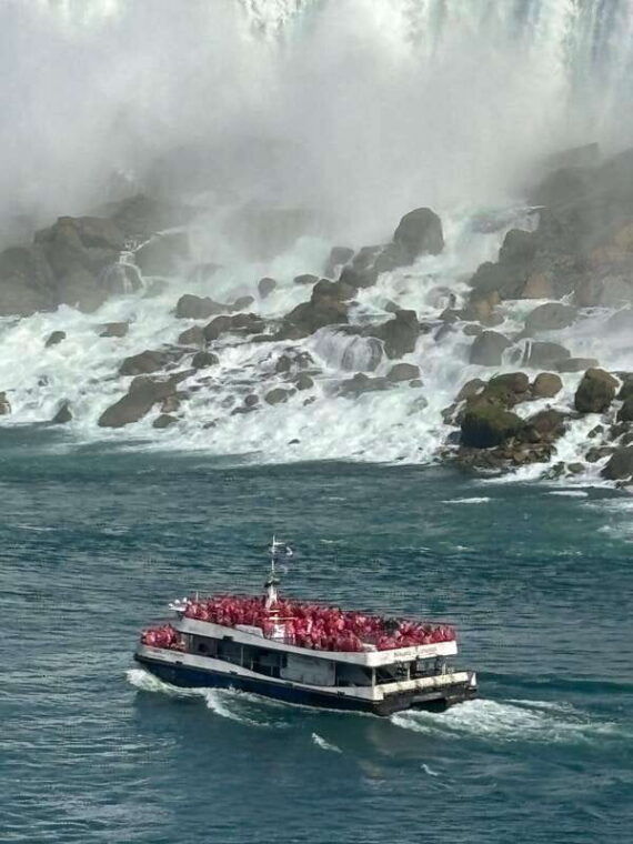 walking-tour-of-niagara-falls-canada-and-hornblower-boat