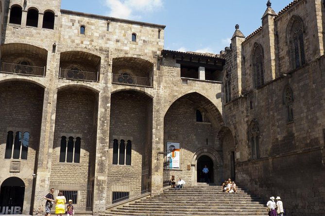 walking-tour-of-the-gothic-quarter-of-barcelona-cathedral