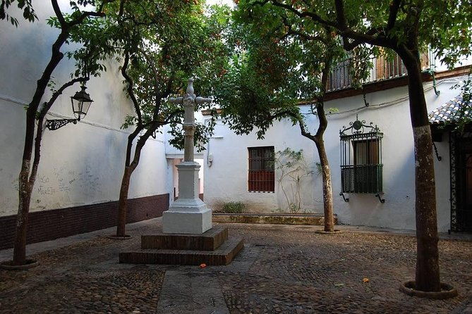 walking-tour-through-the-old-jewish-quarter-of-santa-cruz