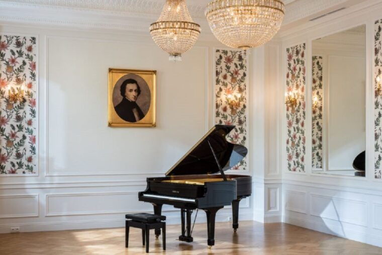 warsaw-chopin-concert-ticket-with-glass-of-champagne