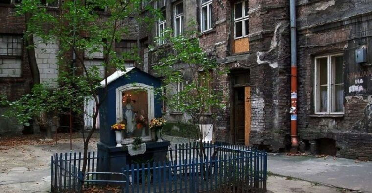 warsaw-praga-district-tour-with-vodka-museum-and-tasting