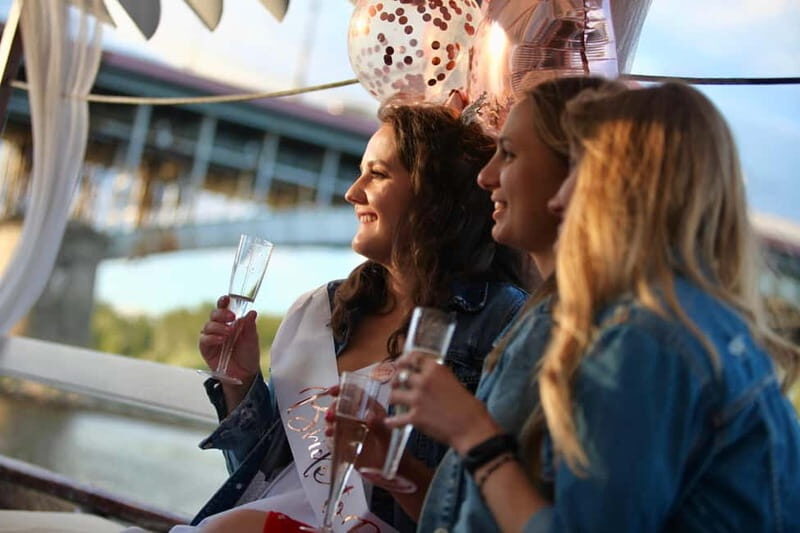 Warsaw: Romantic Cruise with ProseccoBirthdays & Proposals - An In-Depth Look at the Experience