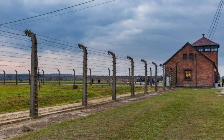 warsaw-to-auschwitz-and-krakow-old-town-full-day-trip-by-car-2