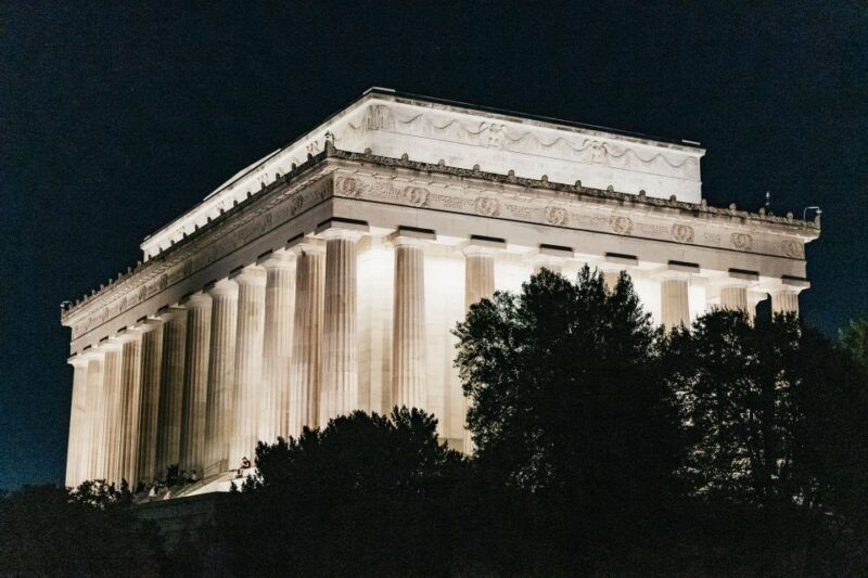washington-dc-monuments-by-moonlight-nighttime-trolley-tour