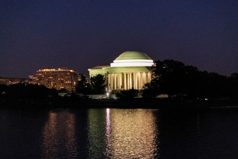 washington-dc-monuments-by-moonlight-nighttime-trolley-tour