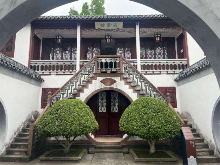 water-town-zhujiajiao-shanghai-boat-ridesightsbitessips