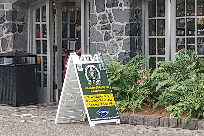 waterfall-hop-on-hop-off-trolley-tour-multnomah-falls-day-pass
