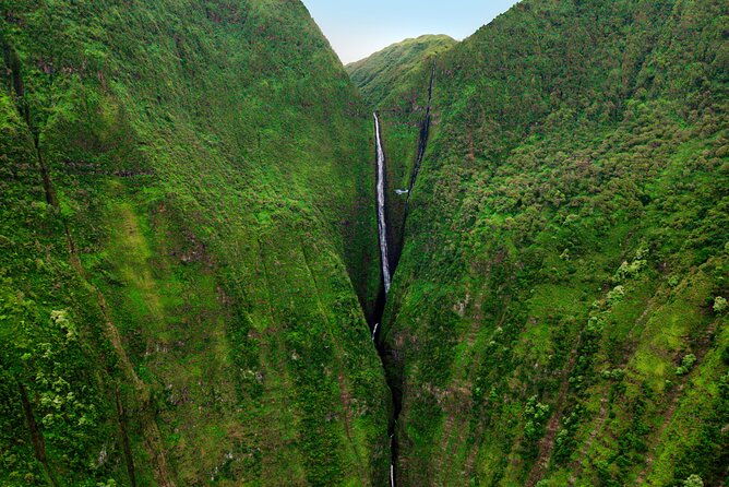 waterfalls-of-west-maui-and-molokai-helicopter-tour-2