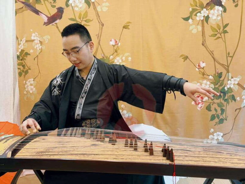 wear-hanfu-and-play-guzheng