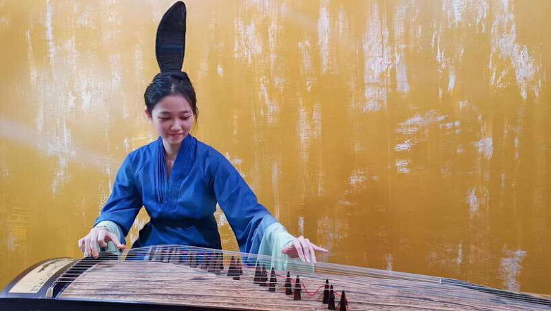wear-hanfu-and-play-guzheng