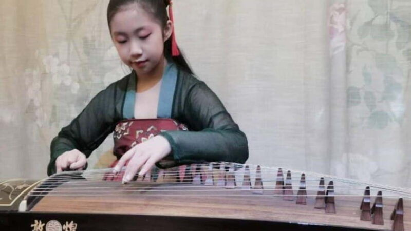 wear-hanfu-and-play-guzheng