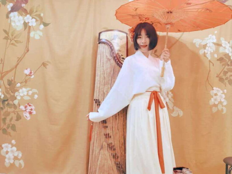 wear-hanfu-and-play-guzheng