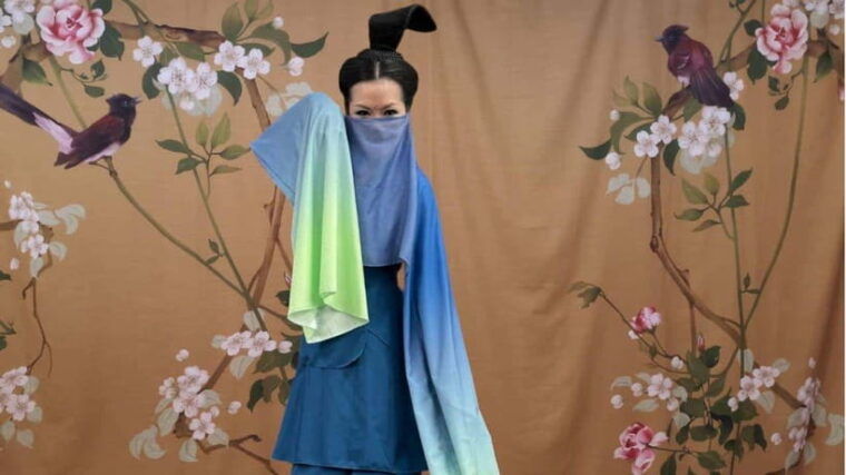 wear-hanfu-and-play-guzheng