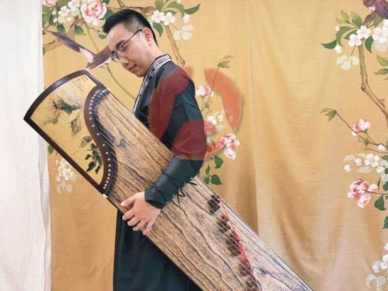 wear-hanfu-and-play-guzheng