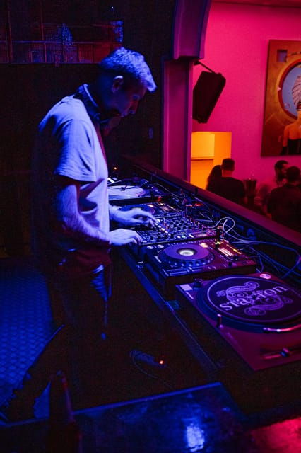 weekend-night-the-2nd-floor-secret-club-house-tech