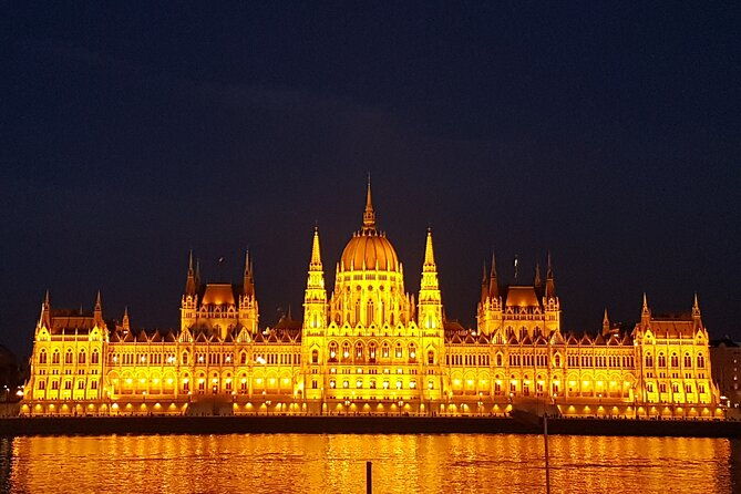 welcome-to-budapest-evening-walk