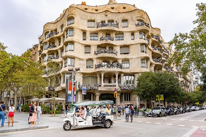 welcome-tour-to-barcelona-in-private-eco-tuk-tuk
