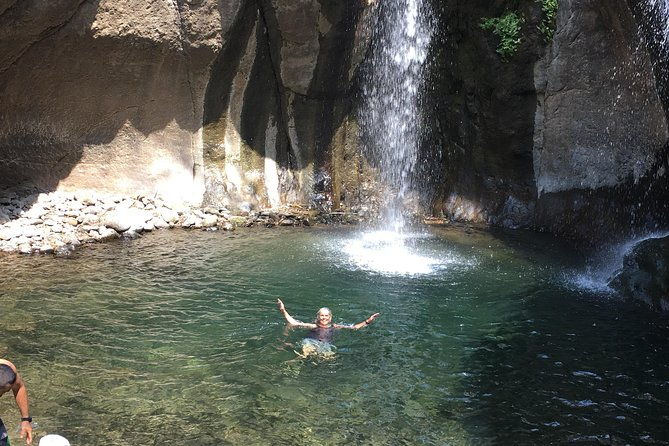wet-wild-tamanique-waterfalls-craft-beer-sampling-lunch