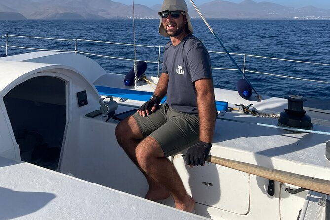 whale-dolphin-observation-on-silent-catamaran-with-hydrophone