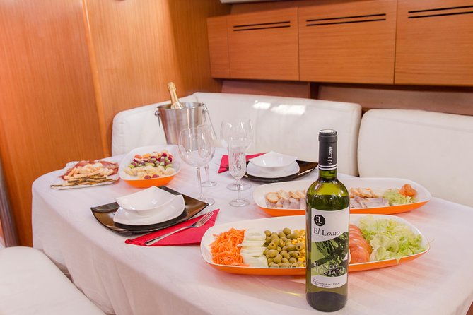 whales-dolphins-watching-in-exclusive-sailboat