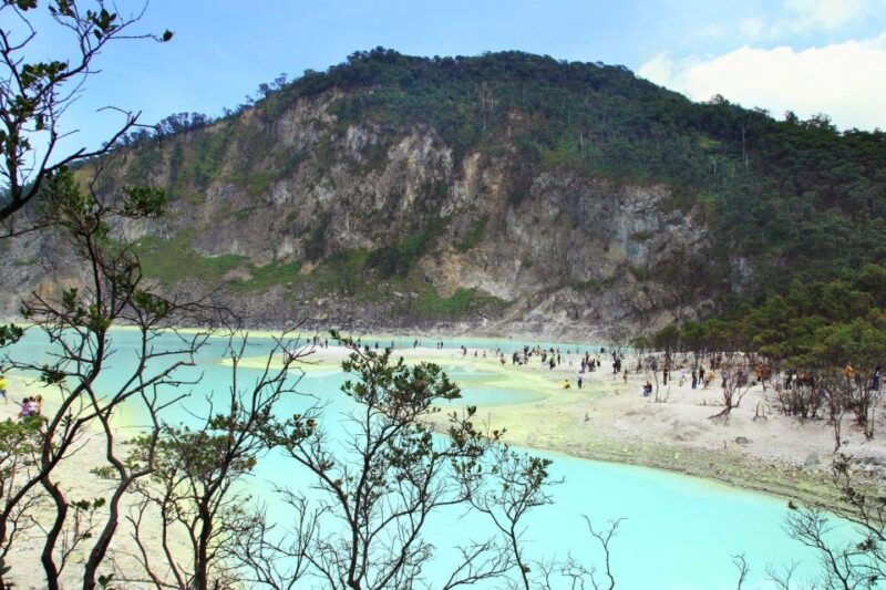 white-crater-hot-spring-and-suspension-bridge-guided-tour