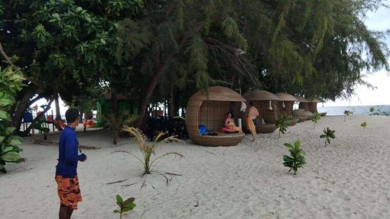 white-sand-island-snorkeling-and-kayaking