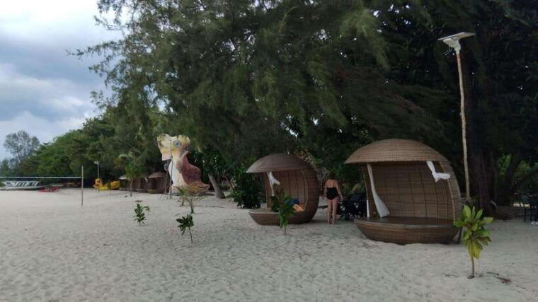 white-sand-island-snorkeling-and-kayaking
